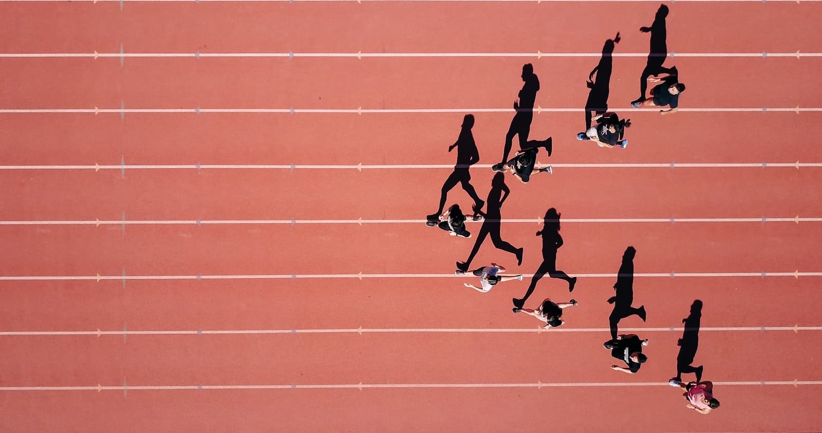 Coureurs vus du ciel sur une piste d'athlétisme